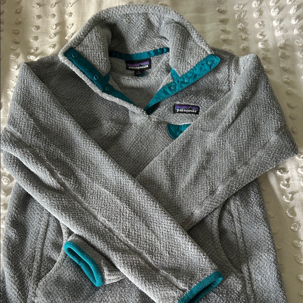 Patagonia Light Gray Fleece with Teal Trim size small